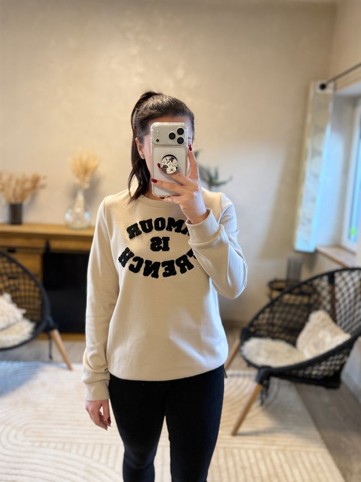 Sweat-shirt amour is French